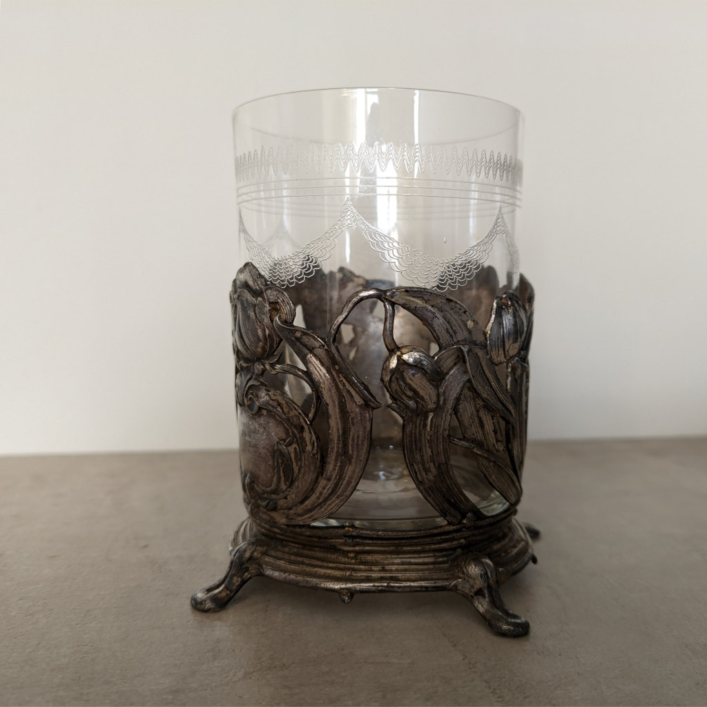 Женский подстаканник в стиле Арт Нуво со стаканом — изображение 3