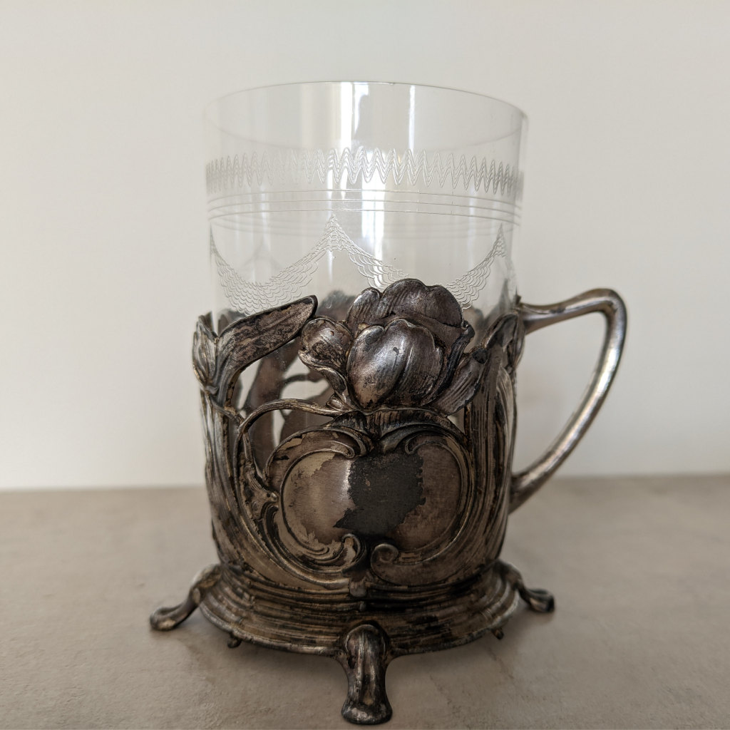 Женский подстаканник в стиле Арт Нуво со стаканом — изображение 2