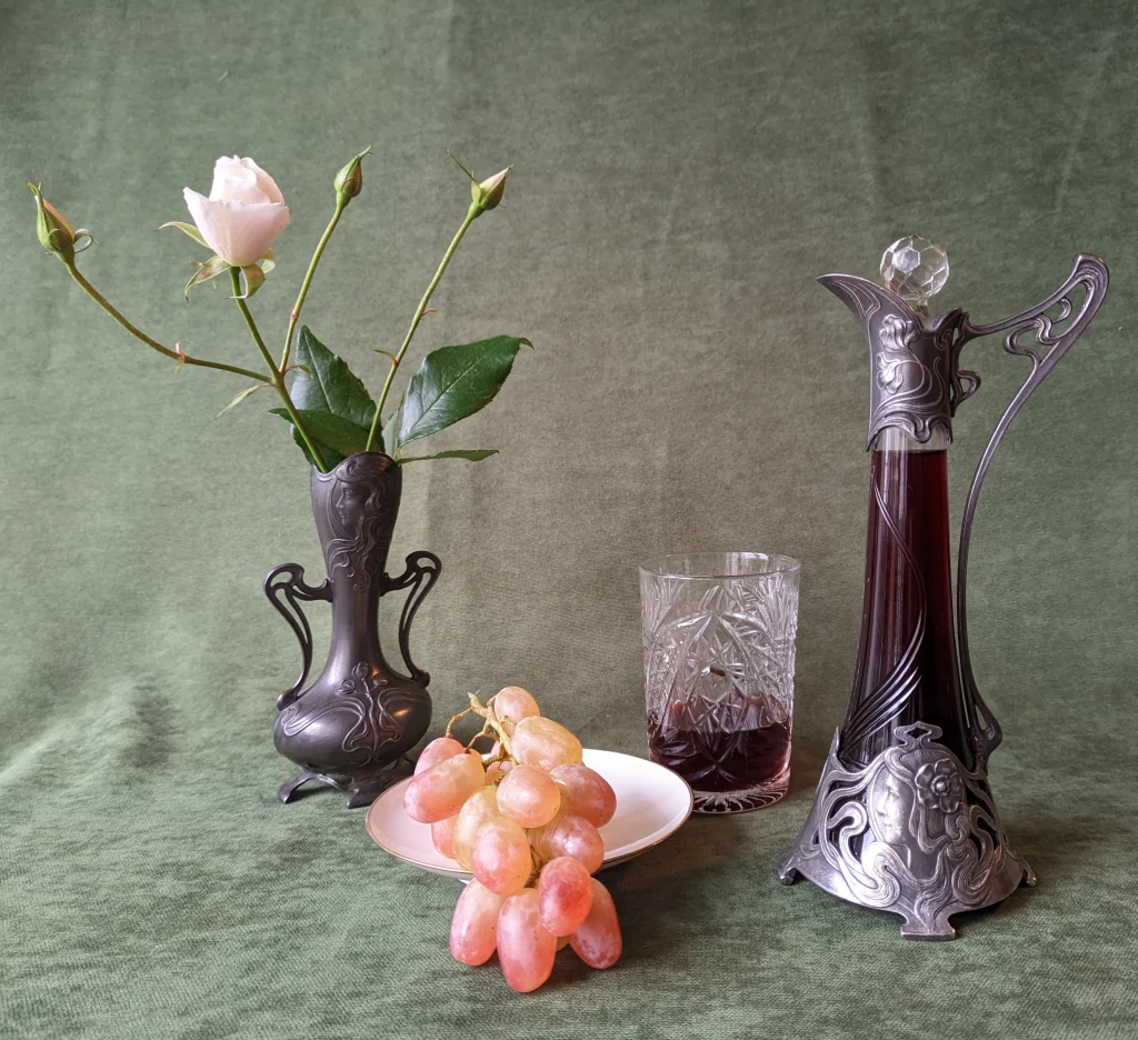 Кувшин для вина декантер в стиле Арт-Нуво, Модерн с изображением женского лица и цветочным узором. — изображение 3