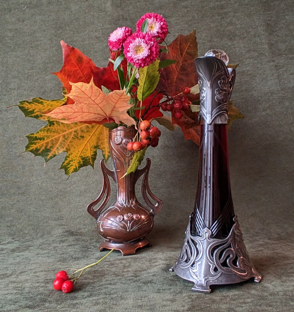 Кувшин для вина декантер в стиле Арт-Нуво, Модерн с изображением женского лица и цветочным узором. — изображение 2